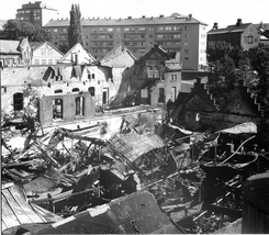 Deler av fabrikkbygningene ble sterkt skadet i brann i august 1971, men ble bygget opp igjen. Foto: NTM C 26569