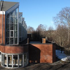 Utstillingen Fordums Kraft med fotografier av Bård Løken ble bygd i alnedning Kulturminneåret 2009, og vist på Rådhusplassen i Oslo, i Odda, Hamar og Kristiansand. Etter kulturminneåret ble utstillingen gitt til Norsk Teknisk Museum, hvor den står på museets uteområde vendt ut mot turområdet ved Akerselva. Foto: Dag Andreassen<br>
