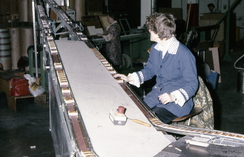 Kvinnelig arbeider ved pakkemaskin på Agnes FyrstikkfabrikkFoto: Norsk Teknisk Museum NTM 1984/10-17<br>