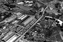 Flyfoto fra 1951. Gladengveien diagonalt, med stålverkshallene midt i bildet. Foto: Oslo ByarkivFoto: Oslo Byarkiv A-20027_Ug0001_112<br>