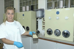 Ann Kristin Høisen foran fermentografen ved Idun Industri A/S, Treschowsgt. 1, OsloFoto: Finn Larsen<br>