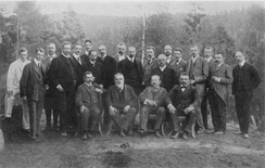 Nummer to fra venstra i bakre rekke. Den unge Kloumann deltar i ekspertpanel sammen med blant annet Marcus Wallenberg, sam Eyde og Kristian Birkeland. Stedet er Notodden og tiden er 1905.