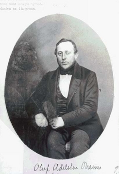 Oluf Onsum (1820-1899)fotografert sammen med sin kone på sølvbryllupsdagen. Kona er tusjet bort for annet bruk av bildet, med bare Onsum selv.Foto: Norsk Teknisk Museum CS885<br>